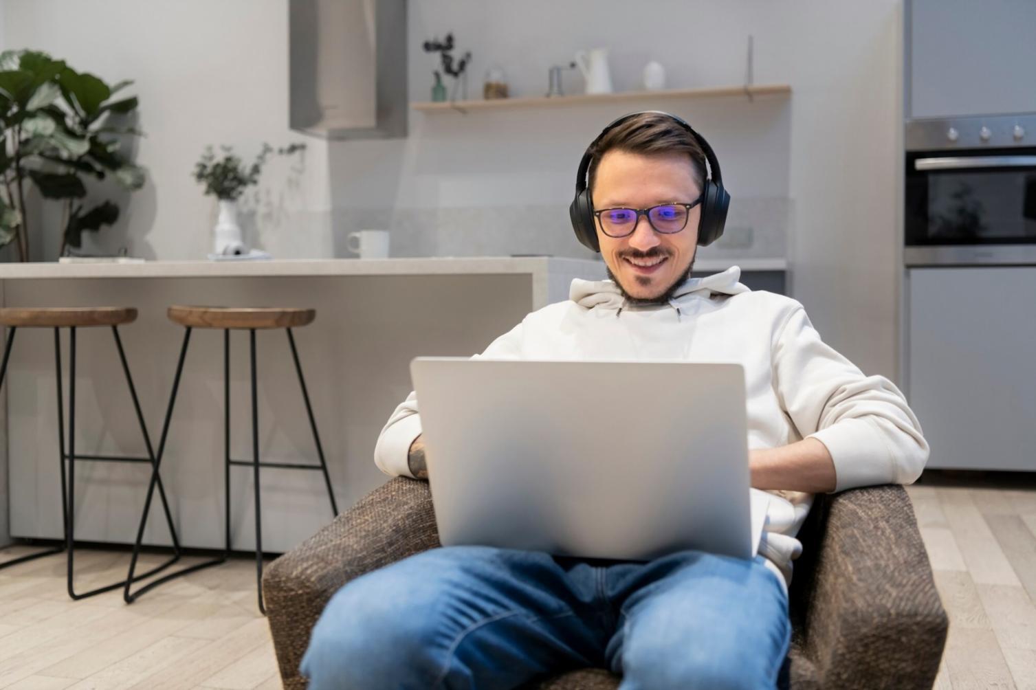 Persona che lavora su obiettivi personali con metodo strutturato