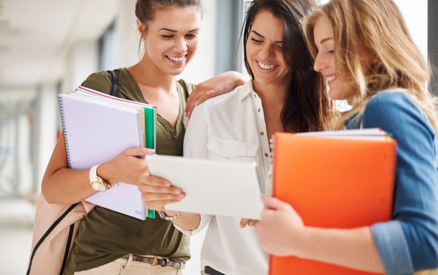 Ambiente di lavoro organizzato con materiali per pianificazione strategica e sviluppo personale